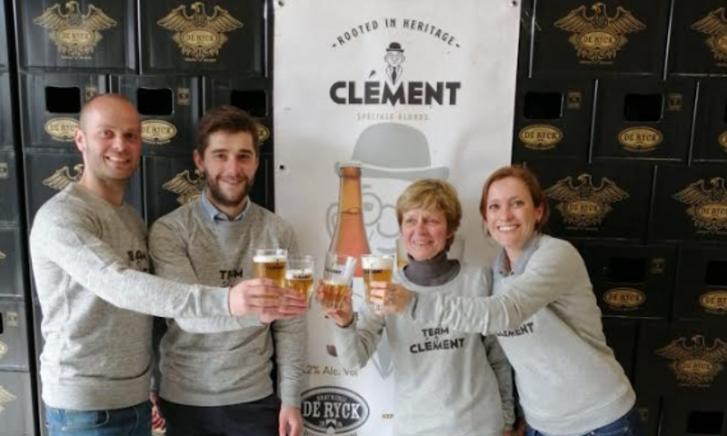 Proosten met Clement bier